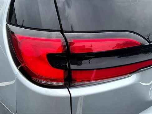 Used 2024 Chrysler Pacifica Touring-L FWD image 23