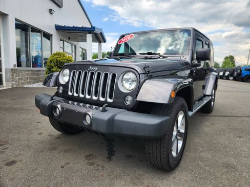 Used 2016 Jeep Wrangler Unlimited Sahara w/ Dual Top Group AWD/4WD image 4