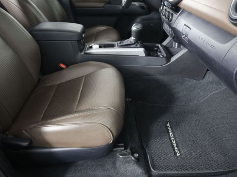 Used 2016 Toyota Tacoma Limited w/ Towing Package image 26