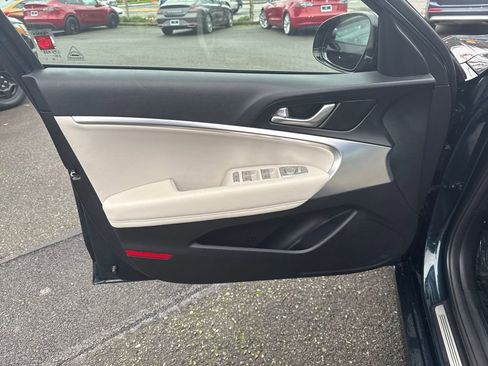 Used 2024 Genesis G70 2.5T image 16