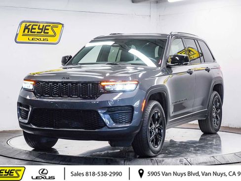 Used 2025 Jeep Grand Cherokee Altitude AWD/4WD image 1