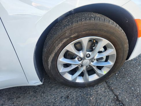 Used 2027 Chrysler Pacifica Limited FWD image 6