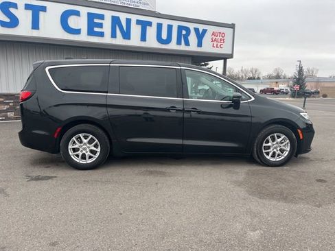 Used 2023 Chrysler Pacifica Touring-L image 15