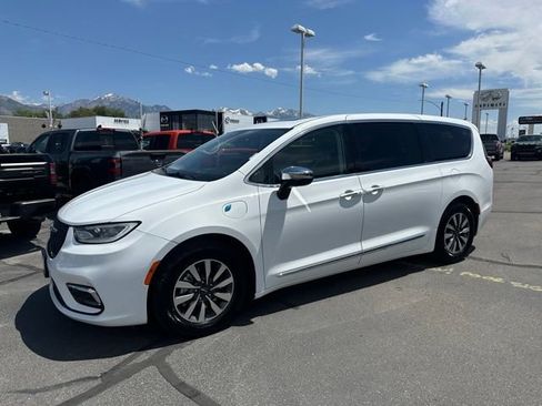 Used 2023 Chrysler Pacifica Limited FWD image 6
