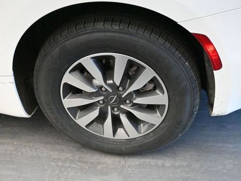 Used 2023 Chrysler Pacifica Limited FWD image 13