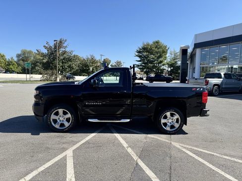 Used 2018 Chevrolet Silverado 1500 LT w/ LT Convenience Package image 2