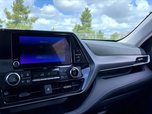 Used 2025 Toyota Highlander LE FWD image 35