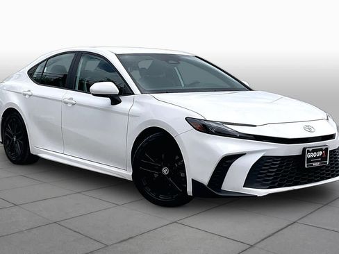 Used 2025 Toyota Camry SE FWD image 3