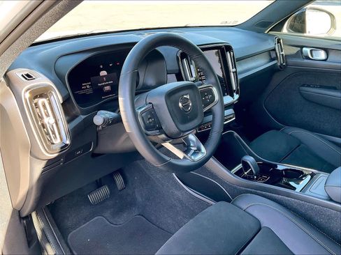 Used 2023 Volvo XC40 Recharge Plus image 17