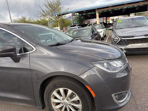 Used 2017 Chrysler Pacifica Touring-L image 1