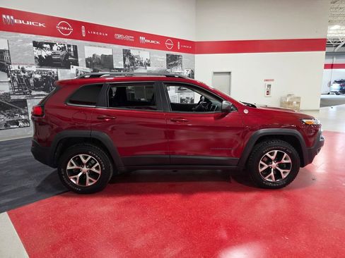 Used 2017 Jeep Cherokee Trailhawk image 2