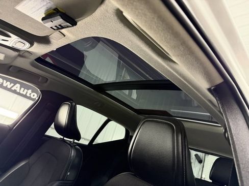 Used 2020 Volvo XC40 T5 Momentum w/ Premium Package image 19