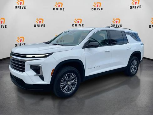 Used 2026 Chevrolet Traverse LT w/ Driver Confidence Package FWD image 1