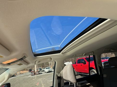 Used 2020 Lexus GX 460 Premium w/ Premium Package image 19