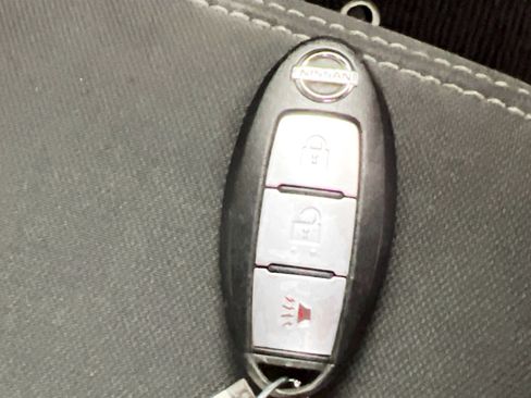 Used 2018 Nissan Titan SV w/ SV Convenience Package image 36