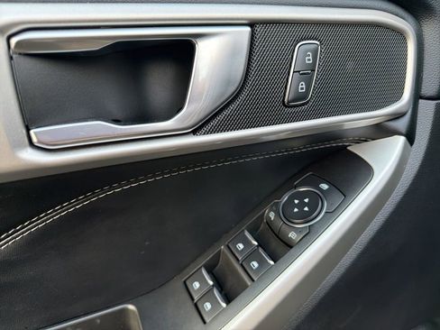 Used 2022 Ford Explorer XLT image 19