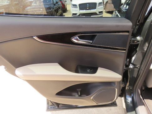 Used 2022 Lincoln Nautilus FWD w/ Premium Package image 19