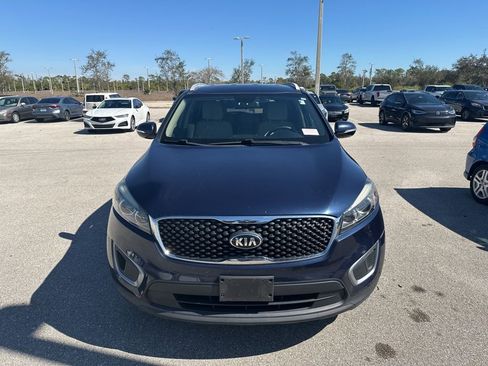 Used 2017 Kia Sorento LX image 3