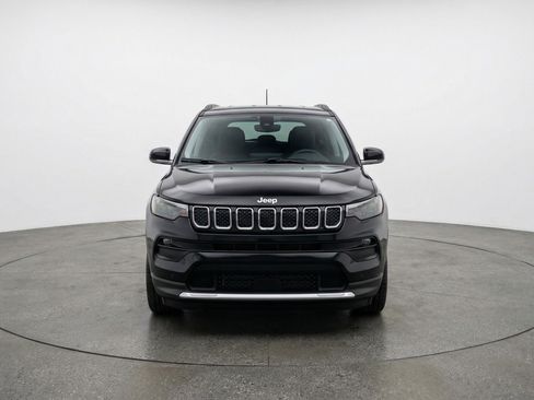 Used 2025 Jeep Compass Latitude image 2