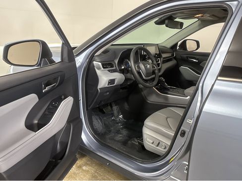 Used 2022 Toyota Highlander XLE image 2