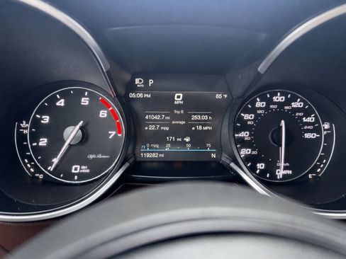 Used 2020 Alfa Romeo Stelvio Ti Sport w/ Quick Order Package 22S Sport AWD/4WD image 11