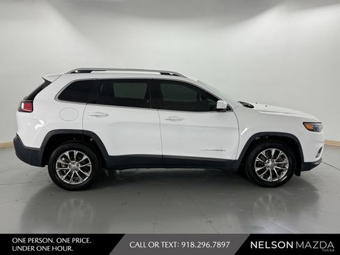 Used 2019 Jeep Cherokee Latitude Plus w/ Comfort/Convenience Group FWD image 5