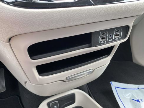 Used 2024 Chrysler Pacifica Touring-L FWD image 19