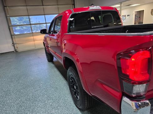 Used 2021 Toyota Tacoma SR5 AWD/4WD image 10