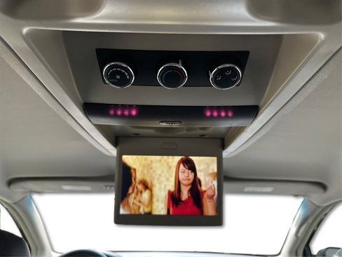 Used 2014 Chrysler Town & Country Touring FWD image 38