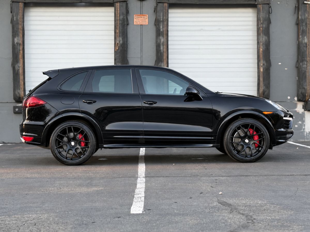 Used 2014 Porsche Cayenne Turbo S AWD/4WD image 2
