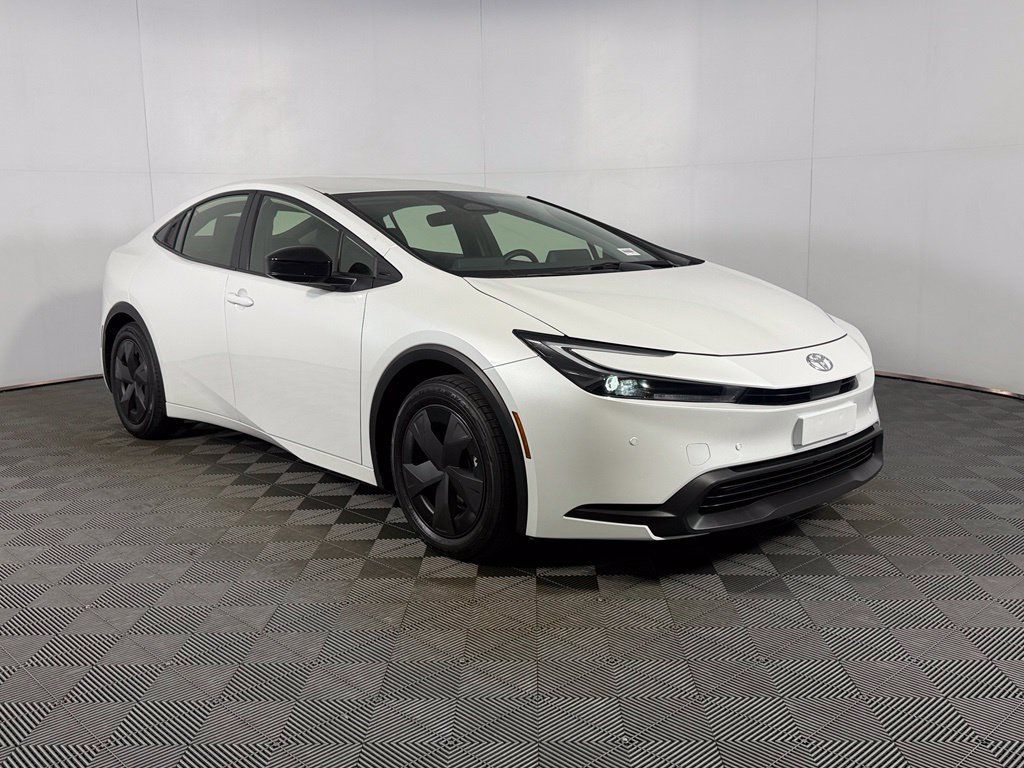Used 2025 Toyota Prius LE FWD image 4