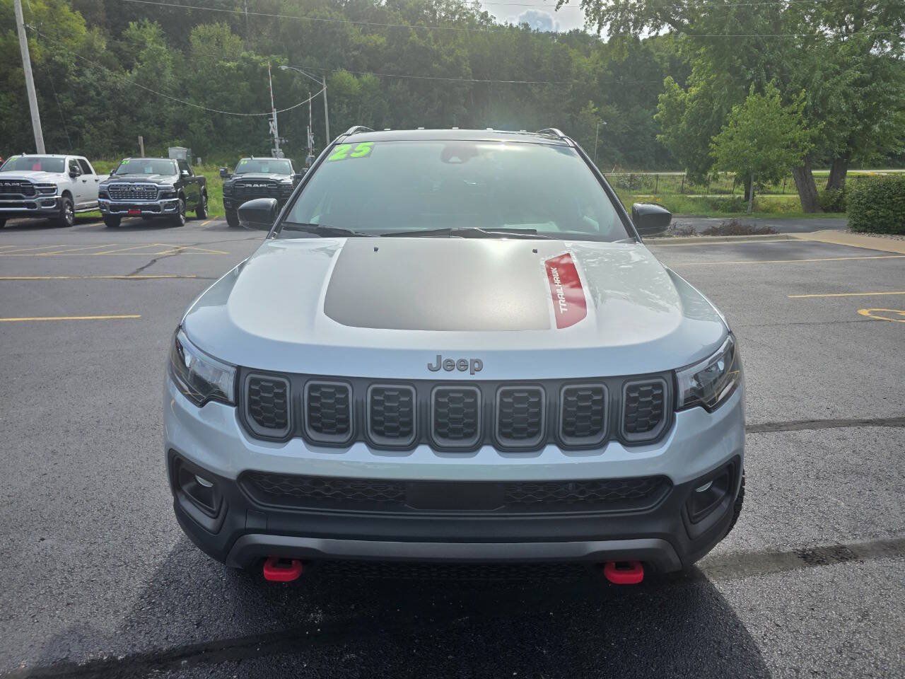 Used 2025 Jeep Compass Trailhawk w/ Trailhawk Convenience Group AWD/4WD image 4