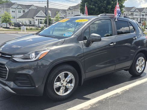 Used 2020 Chevrolet Trax LT w/ Driver Confidence Package FWD image 3