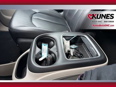 Used 2023 Chrysler Pacifica Touring-L FWD image 28