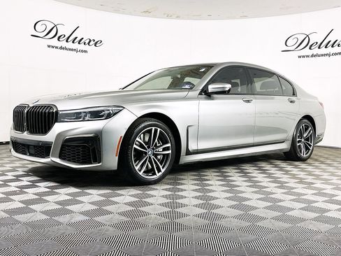 Used 2020 BMW 750i xDrive w/ Executive Package image 3