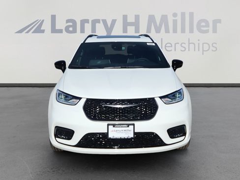 New 2026 Chrysler Pacifica Limited w/ S Appearance Package image 9