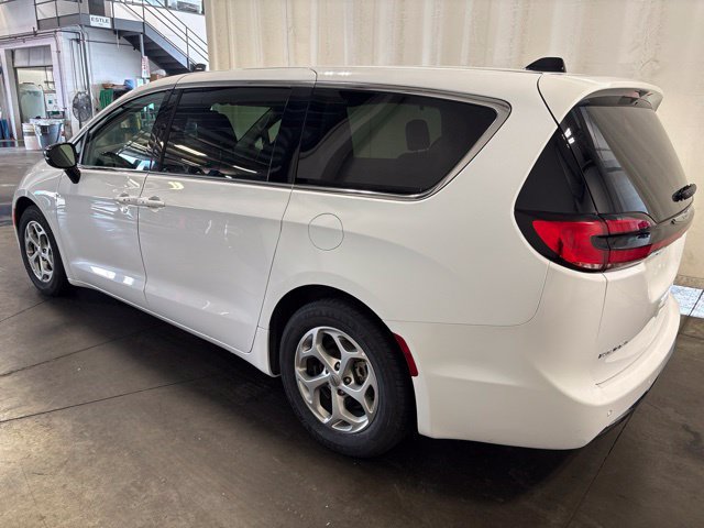 Used 2024 Chrysler Pacifica Limited FWD image 6