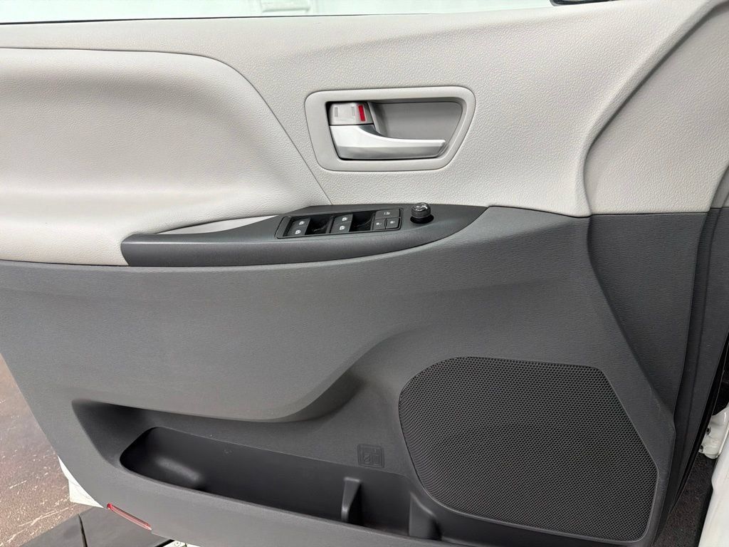 Used 2019 Toyota Sienna LE FWD image 20