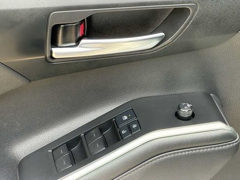 Used 2021 Toyota Highlander XLE AWD/4WD image 14