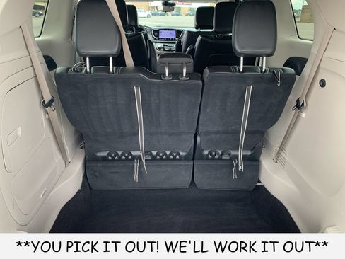 Used 2023 Chrysler Pacifica Touring-L FWD image 9