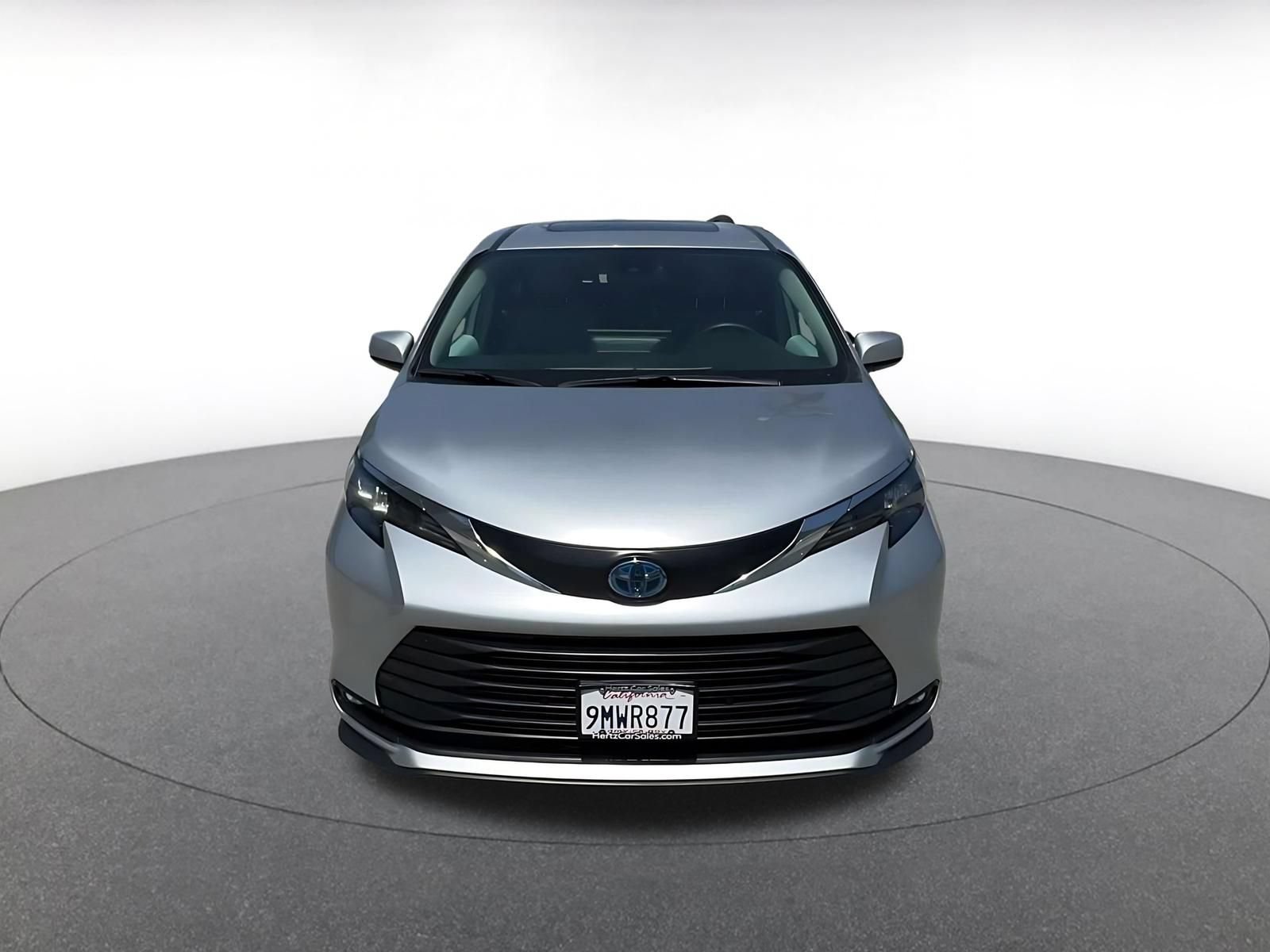 Used 2025 Toyota Sienna XLE FWD image 4