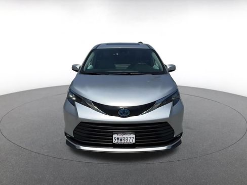 Used 2025 Toyota Sienna XLE FWD image 4