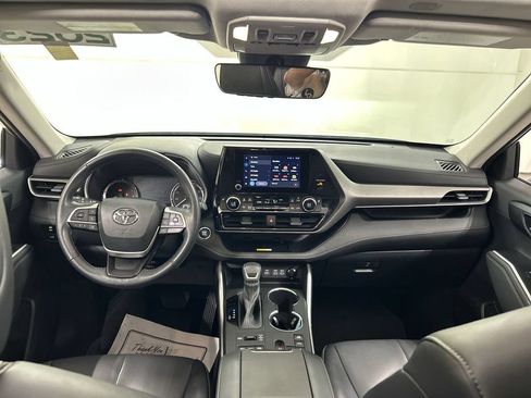 Used 2023 Toyota Highlander XLE AWD/4WD image 18