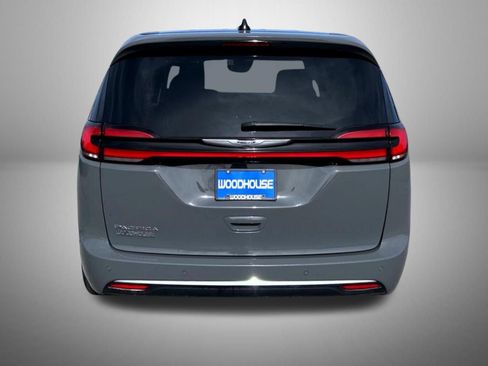 Used 2023 Chrysler Pacifica Touring-L FWD image 7