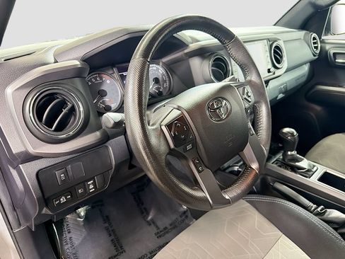 Used 2022 Toyota Tacoma TRD Off-Road AWD/4WD image 11