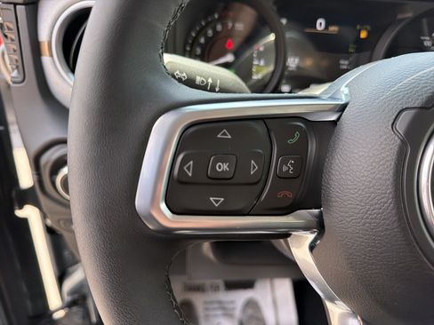 Used 2025 Jeep Wrangler Unlimited Sahara AWD/4WD image 19