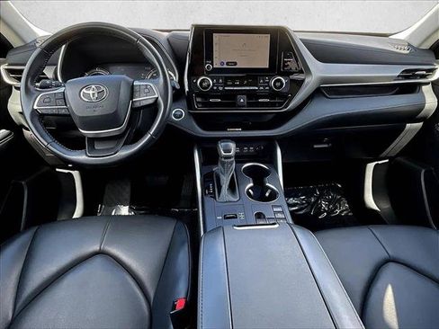Used 2024 Toyota Highlander XLE FWD image 16