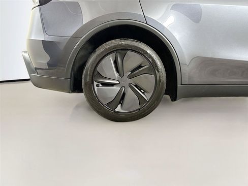 Used 2026 Tesla Model Y 2WD image 37
