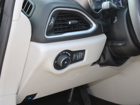 Used 2024 Chrysler Pacifica Touring-L image 24