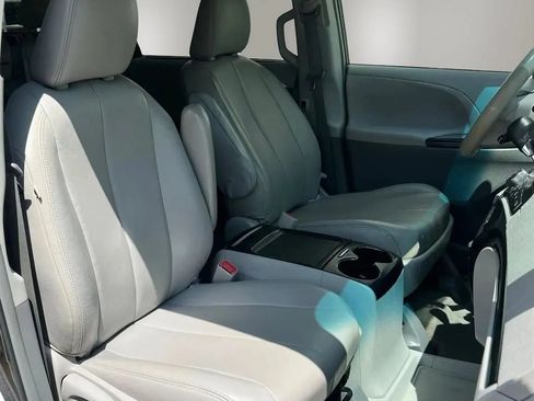 Used 2013 Toyota Sienna LE FWD image 19